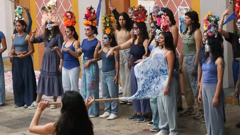 Artes UV realiza intervención urbana por los defensores del agua y el territorio